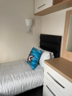 Stunning 2 Bed Caravan on the Lake Front - - 3