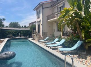 Très Bel Appartement de 120m2 Spacieux et lumineux dans villa avec piscine - Antibes - 1