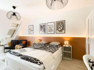 Palace Quarter 1 Peaceful Modern Central Top Floor Apartment - Budapest - 1