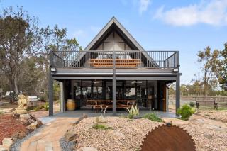 Spacious Barossa Retreat with Balcony Views - 0
