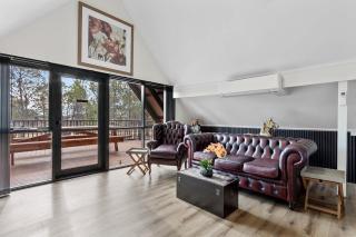 Spacious Barossa Retreat with Balcony Views - 4