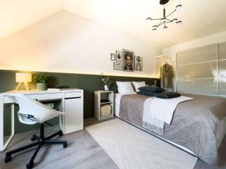 Palace Quarter 2 Peaceful Modern Central Top Floor Apartment - 5