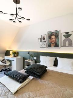 Palace Quarter 2 Peaceful Modern Central Top Floor Apartment - 7