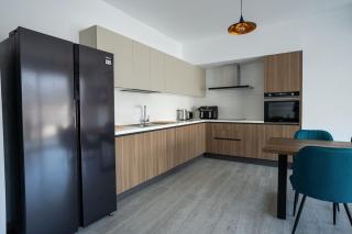 Modern Apartment, Walking Distance to Beach, Hot Tub, BBQ, Fast WiFi - 2