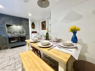 Chic Ryde Base - 2 Min Stroll to award winning - Beach Quick hop to Gunwharf or Southsea - Fast Wifi - Ryde - 3