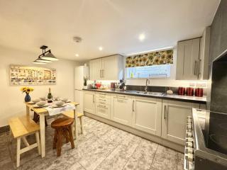 Chic Ryde Base - 2 Min Stroll to award winning - Beach Quick hop to Gunwharf or Southsea - Fast Wifi - Ryde - 5