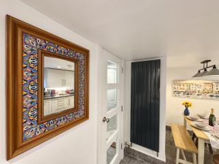 Chic Ryde Base - 2 Min Stroll to award winning - Beach Quick hop to Gunwharf or Southsea - Fast Wifi - 2