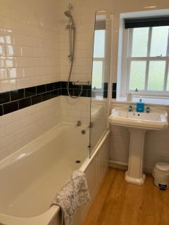 Berryhill Maids Quarters - Sleeps 1 or a couple - Dogs Welcome - Off-road Parking - Suit Contractors - Peterhead 1 mile - Newly Refurbished - Open plan kitchen -living - dining - 1 bathroom - Shed and drying room available - Peterhead - 4