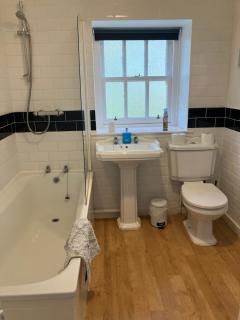 Berryhill Maids Quarters - Sleeps 1 or a couple - Dogs Welcome - Off-road Parking - Suit Contractors - Peterhead 1 mile - Newly Refurbished - Open plan kitchen -living - dining - 1 bathroom - Shed and drying room available - Peterhead - 2