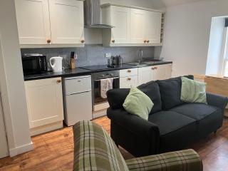 Berryhill Maids Quarters - Sleeps 1 or a couple - Dogs Welcome - Off-road Parking - Suit Contractors - Peterhead 1 mile - Newly Refurbished - Open plan kitchen -living - dining - 1 bathroom - Shed and drying room available - Peterhead - 1