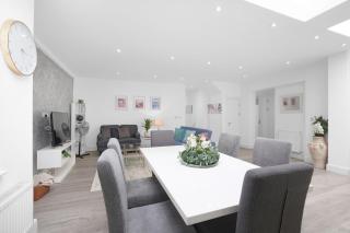 Modern 3 Bedroom, 2 Bathroom Home in Edgware - 7