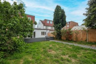 Modern 3 Bedroom, 2 Bathroom Home in Edgware - 6