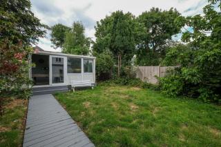 Modern 3 Bedroom, 2 Bathroom Home in Edgware - 5