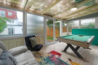 Modern 3 Bedroom, 2 Bathroom Home in Edgware - 1