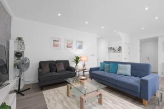 Modern 3 Bedroom, 2 Bathroom Home in Edgware - Edgware - 8