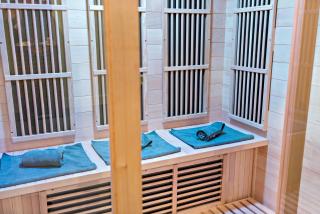 Bath House Cabin - Hot tub, Sauna, 2 King suites - 8