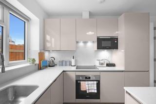 Stylish 4 Bedroom, 2 Bath Home in Borehamwood - 7