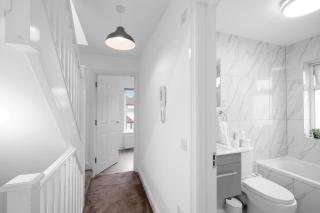 Stylish 4 Bedroom, 2 Bath Home in Borehamwood - 3