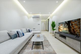 3 Bedrooms Aprt In Al Malqa - 5
