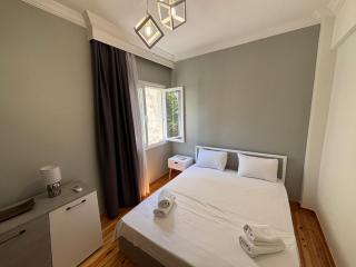 5 Deluxe and Easyliving apartment, 3 rooms , full extra up to 9 people plus baby , ideal midle city area - 0