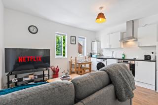 stylish three bedroom apartment newly renovated with brand furnitures Strategically located at Cowley road oxford a walking distance to city centre - 0