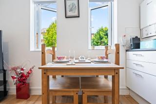 stylish three bedroom apartment newly renovated with brand furnitures Strategically located at Cowley road oxford a walking distance to city centre - 1