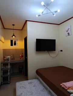 Jul'z Guest House - - 0