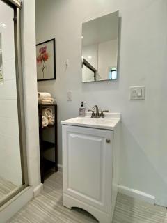 Guest suite near La Cienega Park Beverly Hills next to LACMA La Brea Tar Pits Peterson Museum and Academy Awards Museum - 7