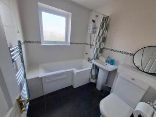 Modern & comfortable 3 bed house - Milton Keynes - 6
