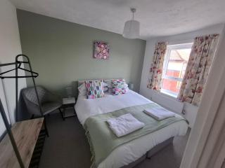 Modern & comfortable 3 bed house - 6