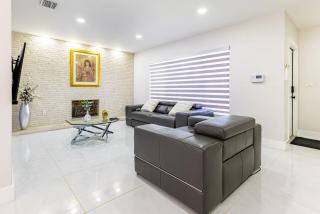 Stylish 3BR Home - BBQ & Near Top Attractions - 2