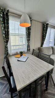 Pure Living -West Sands, Quiet Grassy retreat Seal Bay - Selsey - 2