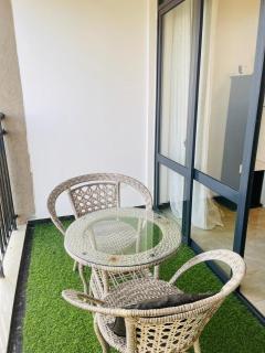 Kilimani homes Paradise 2 bedroom 2mns to eateries and shopping mall, NETFLIX and balcony - 0