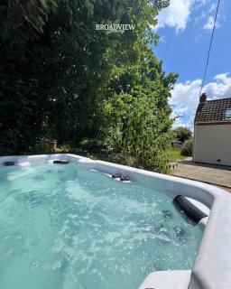Country Getaway on the Broads with Hot Tub and Fire Pit - Burgh Saint Margaret - 0