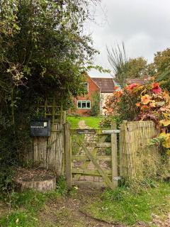 Country Getaway on the Broads with Hot Tub and Fire Pit - Burgh Saint Margaret - 3