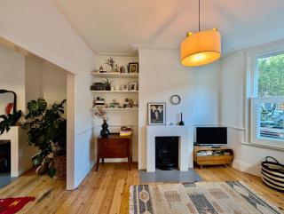 Charming House With Private Backyard - London - 7