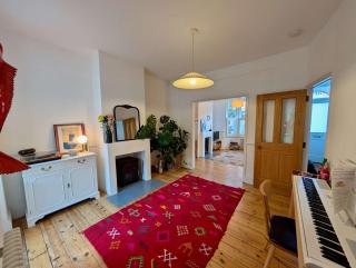 Charming House With Private Backyard - London - 6