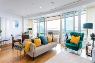 Ultra Lux Thames View Huge balcony condo with lift - London - 4