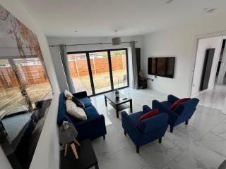 New Build-Free Parking-EV charging-3 Bedrooms-3 showers - Cheshunt - 2