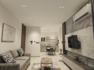 Spacious Designer Three Bedroom Home in Almadinah - Medina - 0