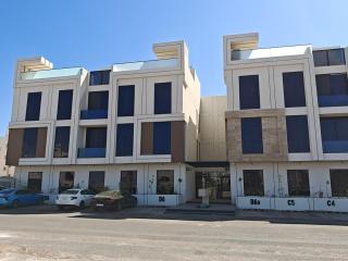 Spacious Designer Three Bedroom Home in Almadinah - 6
