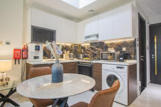 Jewelz by Danube - Chic & Cozy Fully Furnished Studio - 5