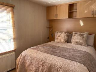 By The River Severn - Caravan 6 - Severnside Boat and Caravan Park - - 2
