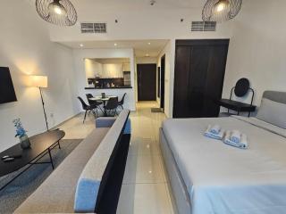 Dubai Silverene Tower with large balcony and high floor Marina views - 9