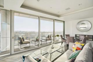 Large Top Floor Hot Tub SkyLine Views Penthouse Sleeps 9 - London - 1