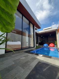 Ozzy Bali Villa 3 - 1