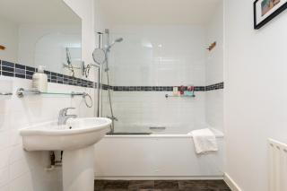 Bright & Airy 1 Bedroom Apartment in Trendy Peckham - London - 9