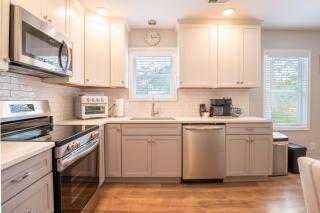 New - Beach Break Bungalow- Private Hot Tub-Fenced Yard-Oak Island - 7