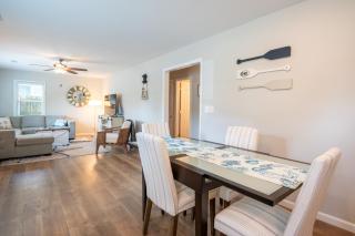 New - Beach Break Bungalow- Private Hot Tub-Fenced Yard-Oak Island - 4