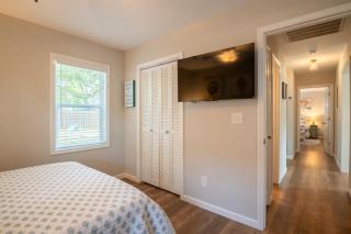 New - Beach Break Bungalow- Private Hot Tub-Fenced Yard-Oak Island - 2